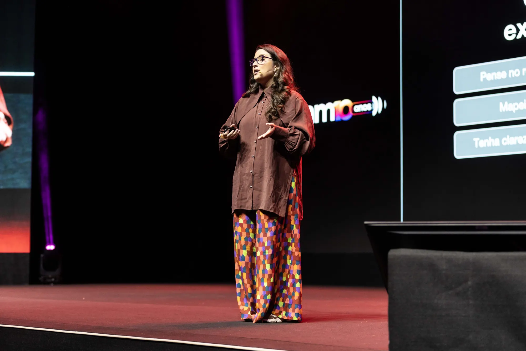 Júlia palestrando no palco